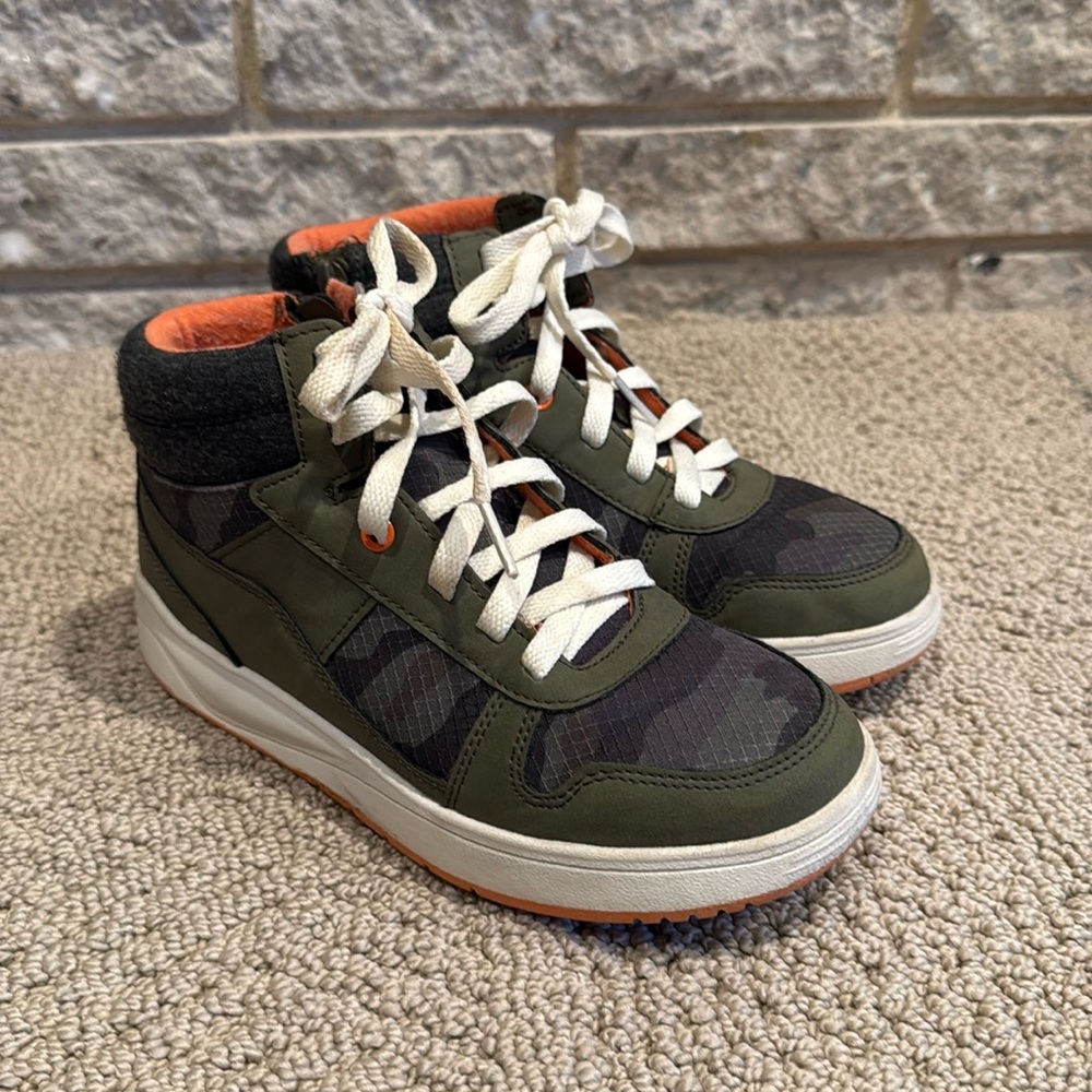 Cat & Jack Size 3 Mid Top sneaker